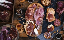 Vì sao người châu Âu thích các món thịt hun khói?