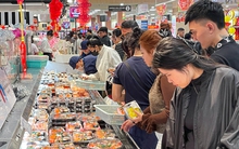 Mùng 4 Tết, trung tâm thương mại ở Hà Nội đông nghịt khách