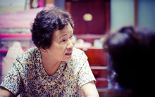 Tết về quê biếu bố mẹ chồng 26 triệu đồng sửa nhà, vừa bước vào phòng ngủ, con dâu lập tức đặt vé về lại thành phố