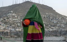 Taliban cho phép chồng đánh vợ miễn không gãy xương