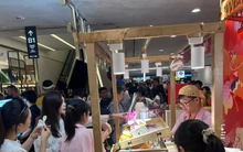 Hàng quán ở trung tâm thương mại đông nghịt khách Mùng 5 Tết