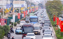 Người dân đổ về Thủ đô sau kỳ nghỉ Tết, ô tô xếp hàng dài chờ di chuyển