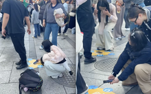 Du lịch Trung Quốc, khách Việt dở khóc dở cười khi ai cũng để điện thoại xuống đất