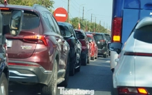 Ô tô nối đuôi bò trên quốc lộ qua miền Trung