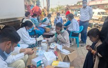 Ấn Độ lập trại y tế dã chiến, xét nghiệm diện rộng sau khi 7 trẻ tử vong liên tiếp chỉ sau 48 giờ phát bệnh