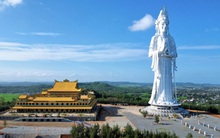 Cận cảnh ngôi chùa có tượng Quan Âm cao nhất Đông Nam Á ở Quảng Ngãi, từ đây có thể nhìn thấy cả đảo Lý Sơn