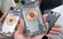 Đây là iPhone Air độc lạ nhất: Lưng trong suốt lộ hết nội thất, thêm cả khe SIM thật