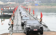 Quân đội "cắt" cầu phao qua sông Lô để bảo đảm an toàn giao thông