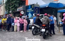 Xếp hàng mua vàng trước ngày vía Thần tài