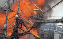 Cháy lớn cửa hàng nội thất ở TPHCM