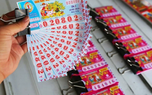 Vé số 10.000 đồng tặng cho 18 nhân viên không ngờ trúng giải 2 tỷ đồng: Ông chủ hứa chia đều rồi đổi ý, bí mật thay camera