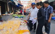 Thị trường hoa tươi, đồ cúng sôi động trước ngày vía Thần Tài