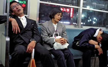 Vì sao người Nhật Bản ngủ gật khắp nơi?