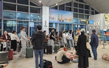 Khách bay đêm qua sân bay Tân Sơn Nhất chật kín, giá cước xe công nghệ tăng vọt