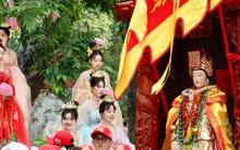 "Tiên đồng Ngọc nữ" xuất hiện giữa phố chiều mùng 9: Điều gì khiến hàng nghìn người đứng kín đường ở Bình Dương?