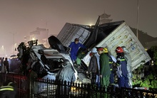 Hiện trường vụ tàu hỏa húc văng ô tô tải ở Hà Nội