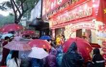 Ngày Vía Thần Tài: Khách đội mưa xếp hàng hơn 10 tiếng chờ mua vàng, xuất hiện thiết bị đặc biệt tại cửa hàng Trần Nhân Tông