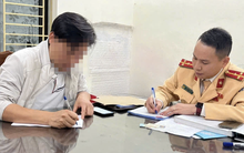 Tài xế ô tô vừa lái xe vừa bế trẻ con trong lòng bị xử phạt