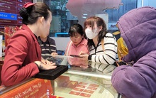 Nhiều năm giữ thói quen mua vàng vía Thần Tài, cụ bà gần 80 tuổi than giá vàng cao quá