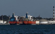 Mỹ bất ngờ nới lỏng lệnh hạn chế dầu mỏ với Cuba