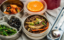 Ai mang cơm trưa đi làm, nếu có 3 món ăn này thì cần vứt ngay vì sinh chất gây ung thư