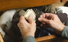 Tết về quê định biếu bố mẹ vợ 57 triệu đồng để mở rộng kinh doanh, bạn làm luật sư nói 1 câu khiến tôi phải thay đổi quyết định