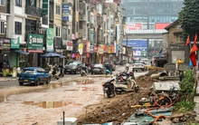 Dự án đường 400 tỷ ở Hà Nội ngổn ngang sau Tết, dân lội bùn, bắc ván vào nhà