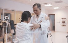 Bác sĩ tiết lộ hành trình “hồi sinh” đôi chân cho bé gái liệt hoàn toàn: “Những video ghi lại cử động tiến bộ của cháu là món quà vô giá với chúng tôi”