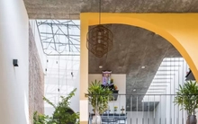 Nhà ống 2 tầng với các khoảng 'cắt xẻ' ngẫu hứng