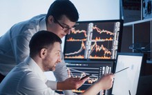 Khối ngoại giảm bán ròng phiên cuối tuần, vẫn "xả" hơn 400 tỷ đồng tại 2 mã Bluechips