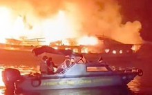 Cháy tàu du lịch chở 30 khách và 11 thuyền viên trên Vịnh Hạ Long