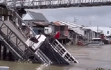 Hiện trường vụ xe tải lao thẳng xuống sông khi cầu sập, tài xế thoát chết trong gang tấc