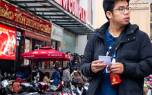 Cảnh lạ trên phố Cầu Giấy những ngày này: Người dân xếp hàng từ sáng sớm, cửa hàng giới hạn số lượng đón tiếp