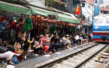 Cà phê đường tàu Khâm Thiên: Kiểm tra buổi sáng, buổi chiều khách đã ngồi kín, háo hức chờ nhặt nắp chai cán bẹp