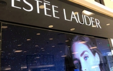 Estée Lauder bị phạt 14 tỷ đồng: “Hóa chất vĩnh cửu” được hãng này sử dụng có hại thế nào?