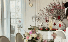 Ngay lúc này, trong penthouse tầng 36 của "phú bà" Hannah Olala: Cành đào nở rộ như pháo hoa, góc nào cũng ngập vibe Tết