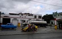 Mỹ doạ áp thuế nặng nề, vì sao quốc gia này vẫn tìm mọi cách đưa xăng, dầu đến Cuba?