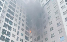 Cháy căn hộ chung cư ở Hà Nội, người dân hoảng loạn thoát hiểm bằng thang bộ