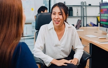 Nhà tuyển dụng hỏi khó: Nếu phát hiện chồng sếp ngoại tình, bạn xử lý như nào?, cô gái trẻ trả lời 1 câu thể hiện EQ cao vút!