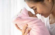 Vừa sinh con đã thấy cảnh thiếu trước hụt sau, con rể "cầu cứu" mẹ vợ, bà liền xách va li đến ở một tháng và kết quả bất ngờ