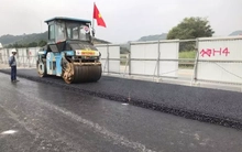 Bắt đầu thảm nhựa mặt đường cao tốc Nội Bài - Lào Cai mở rộng