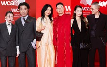 Hạnh phúc "bể màn hình" trên thảm đỏ HOT nhất đầu 2026: Lộ diện cặp đôi có kiểu "lò vi sóng lạ nhất lịch sử"