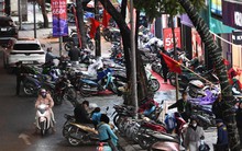 Cảnh tượng lạ trên phố Hà Nội tối mưa rét 10 độ, xe máy xếp chật kín vỉa hè