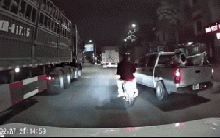 Ô tô chèn ép làm xe máy chở trẻ em ngã ra đường, sát gầm xe tải: Công an vào cuộc