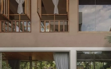 Nhà 2 tầng bằng gỗ và kính tổ chức không gian quanh hồ nước