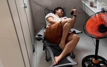 Đại gia nghìn tỷ của Việt Nam nằm nghỉ trong nhà vệ sinh, lướt điện thoại gây chú ý