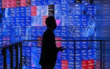 Bố bảo bán, con bảo giữ và cái kết lãi 130%: Thị trường chứng khoán 14.000 tỷ USD của Trung Quốc rung chuyển vì Gen Z nghe lời AI và Chatbot