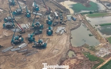 Bay trên công trường sân vận động Trống Đồng