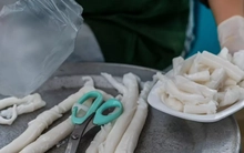 Độc lạ bánh 'gật gù' khách ăn cả cân không chán