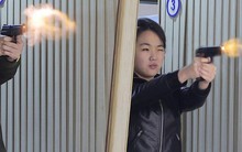 Thị sát nhà máy vũ khí, nhà lãnh đạo Triều Tiên cùng con gái thử nghiệm bắn súng